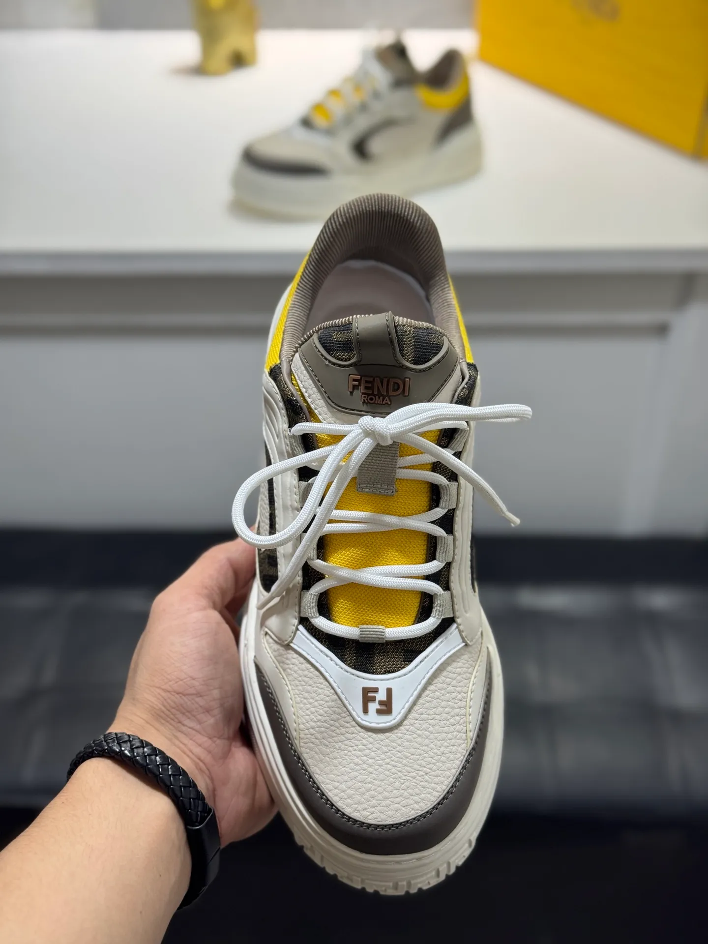 Men's men's shoes 💰560 [New style] 🦥🦥FENDI Fendi high version latest Force series calfskin FF mesh round toe thick sole low-top sports sneakers, these Force lace-up low-top shoes. Made of white full-grain leather and white and brown smooth leather. Padded. Brown FF jacquard and yellow technical fabric details. Lightweight and thick white sole with FF pattern details on the toe and heel ✔️Fabric: Imported first-layer cowhide breathable mesh ✔️Inner lining: Customized breathable mesh ✔️Sole: Open-molded rubber foam material ✔️Sole thickness: 7CM Size: #Men's 38-44 (45 is custom-made and cannot be returned or exchanged